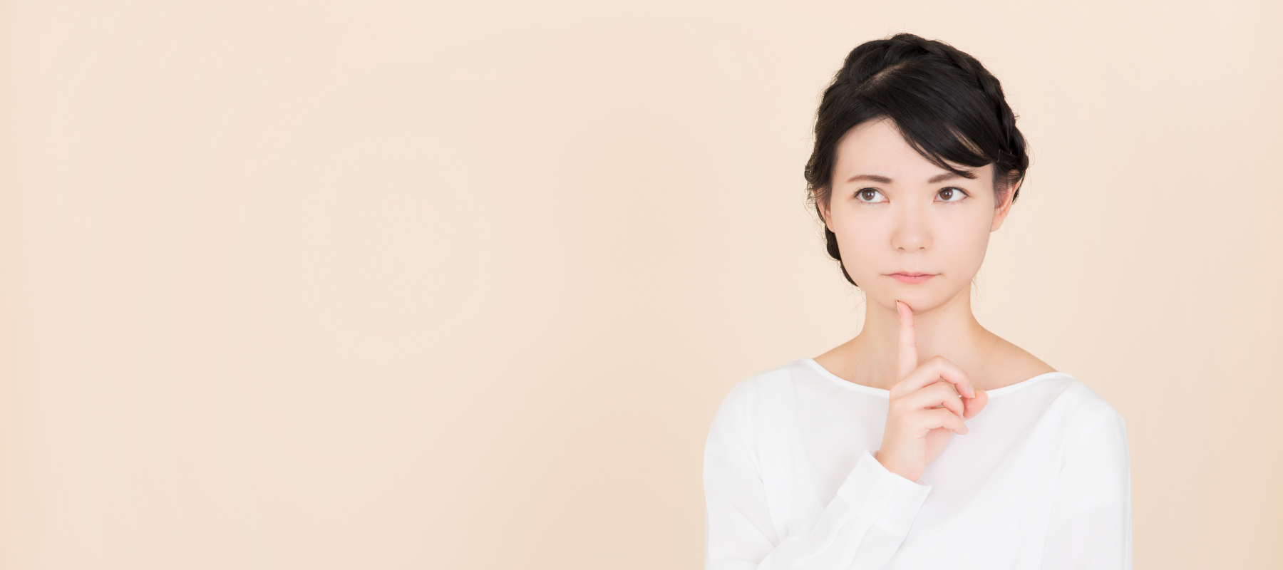 悩んでいる女性